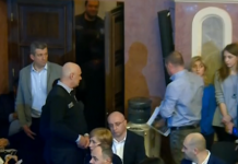 კახა კალაძეს ოპოზიციამ გარდაცვლილი ია კერზაიას და ნაცემი აქტივისტის ფოტოები აჩვენა