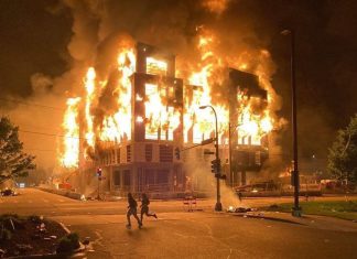 აშშ-ში პროტესტის ნიშნად მოსახლეობამ პოლიციის შენობა გადაწვა ( ვიდეო)