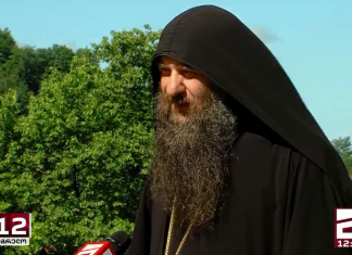 სასულიერო პირს, რომელიც წირვის დროს პატრიარქს არ მოიხსენიებდა, მსახურების უფლება შეუჩერეს