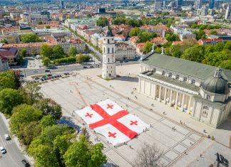 ვილნიუსის მთავარი კათედრის მოედანზე საქართველოს გიგანტური დროშა გაიშალა