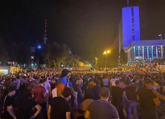 სომხეთთან ომის მოთხოვნით ბაქოში აქცია მიმდინარეობს – მოქალაქეები პარლამენტში შეიჭრნენ