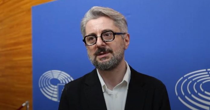 მძიმეს შარში არიან „ქოცები“. ჯერ არნახულში მიიყვანა კობახიძის სიგიჟემ ივანიშვილი არც მეტი, არც ნაკლები, ჰააგამდე – გვარამია