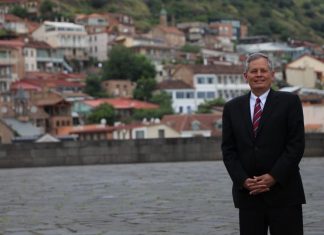 სენატორი დეინსი საქართველოშია, გააჟღერებს ტრამპის პრიორიტეტებს – აშშ-ის საელჩო