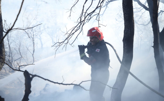 ბაღდათში, სოფელ ხანის მიმდებარედ, შერეული ტყის ფერდობზე ხანძარია