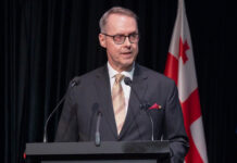 ბერლინში კონსულტაციების შემდეგ, გერმანიის ელჩი პიტერ ფიშერი დღეს საქართველოში დაბრუნდა