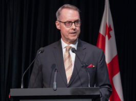 ბერლინში კონსულტაციების შემდეგ, გერმანიის ელჩი პიტერ ფიშერი დღეს საქართველოში დაბრუნდა