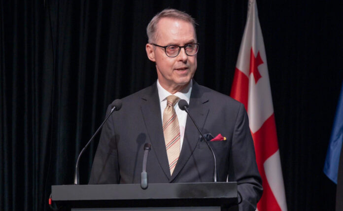 ბერლინში კონსულტაციების შემდეგ, გერმანიის ელჩი პიტერ ფიშერი დღეს საქართველოში დაბრუნდა