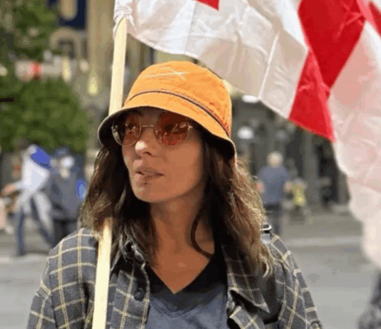 აქტივისტი ია გაბუნია სასამართლოს ეზოში დააკავეს