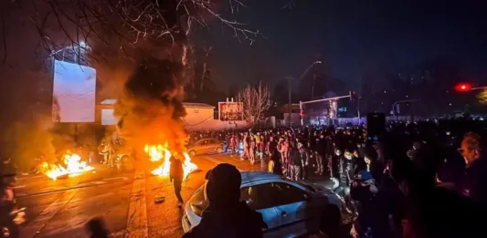 პროტესტი ირანში: ხელისუფლება კიდევ უფრო სასტიკად მოქმედებს, მაგრამ მომიტინგეები არ ნებდებიან