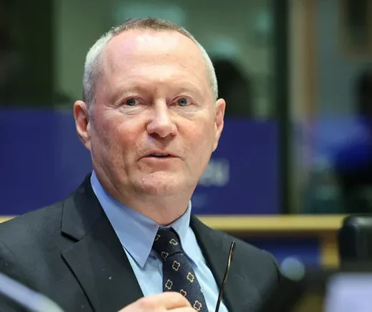 მივმართავ პარლამენტს, არ მიიღოს ეს ცვლილება – კომისარი მაიკლ ო’ფლაერტი გრანტების კანონზე