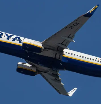Ryanair-ის ლაინერში მგზავრი გატეხილმა ილუმინატორმა შეითრია