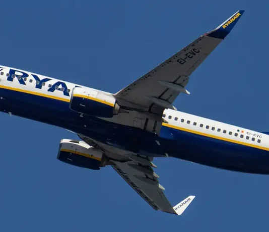 Ryanair-ის ლაინერში მგზავრი გატეხილმა ილუმინატორმა შეითრია