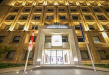აგვისტოს ომის მე-18 წლისთავზე საქართველოს ადმინისტრაციულ შენობებზე სახელმწიფო დროშები დაუშვეს